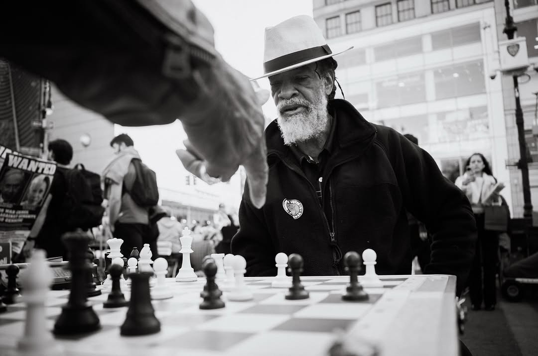Corona Creative photographs to chess players in a public match.
