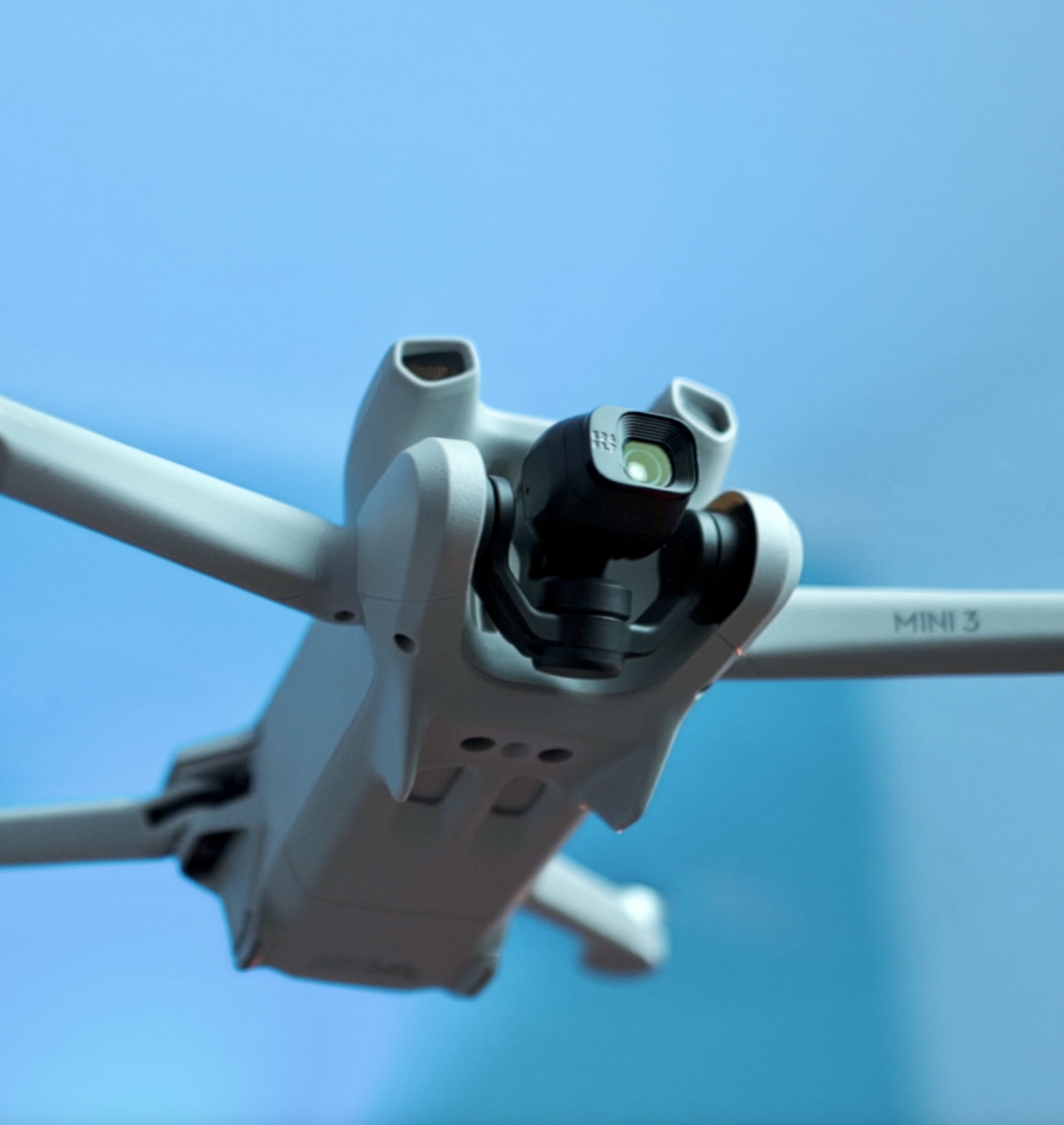 DJI Mini 3 Drohne mit blauem Hintergrund
