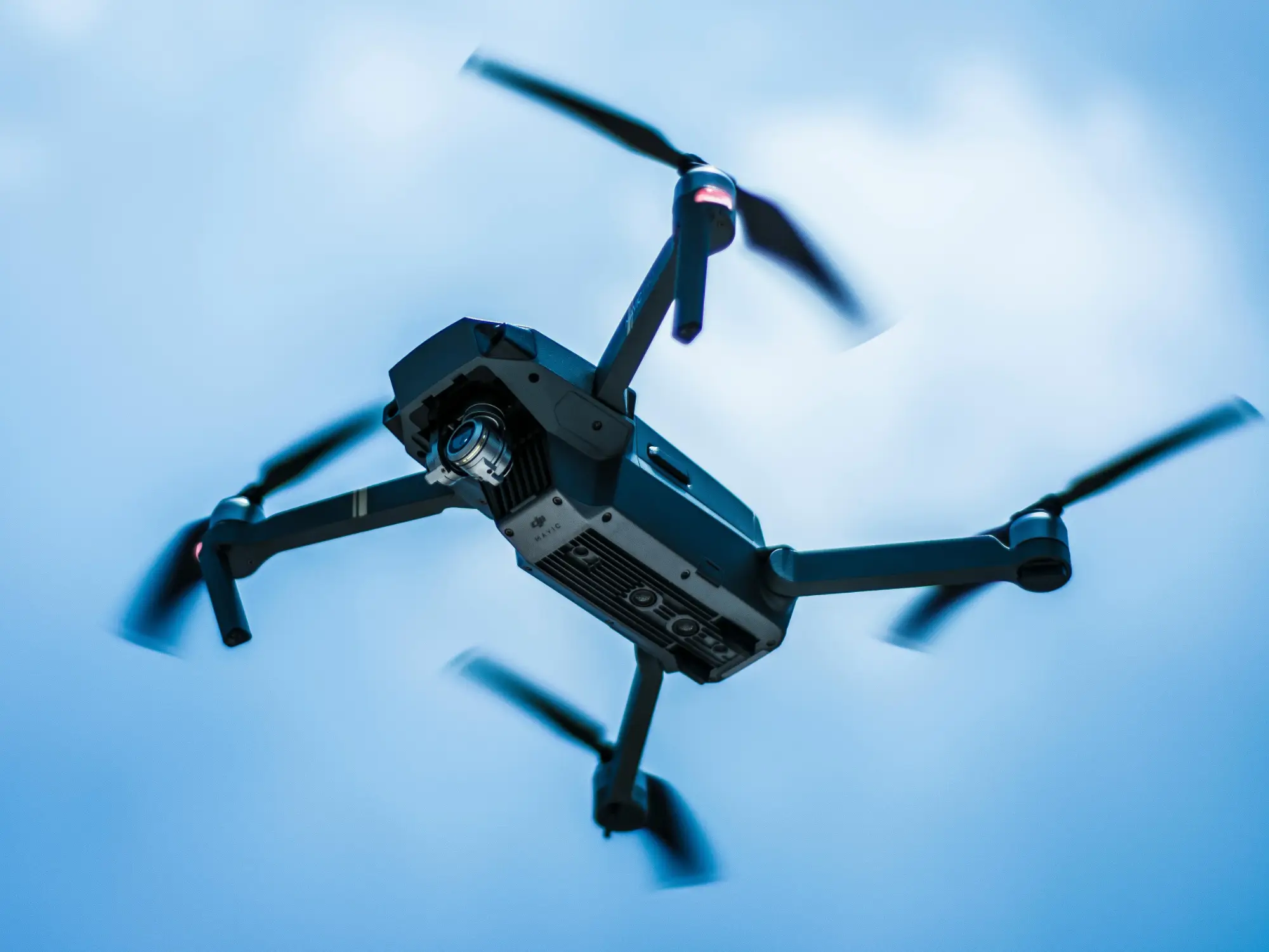 Eine Drohne fliegt im Himmel