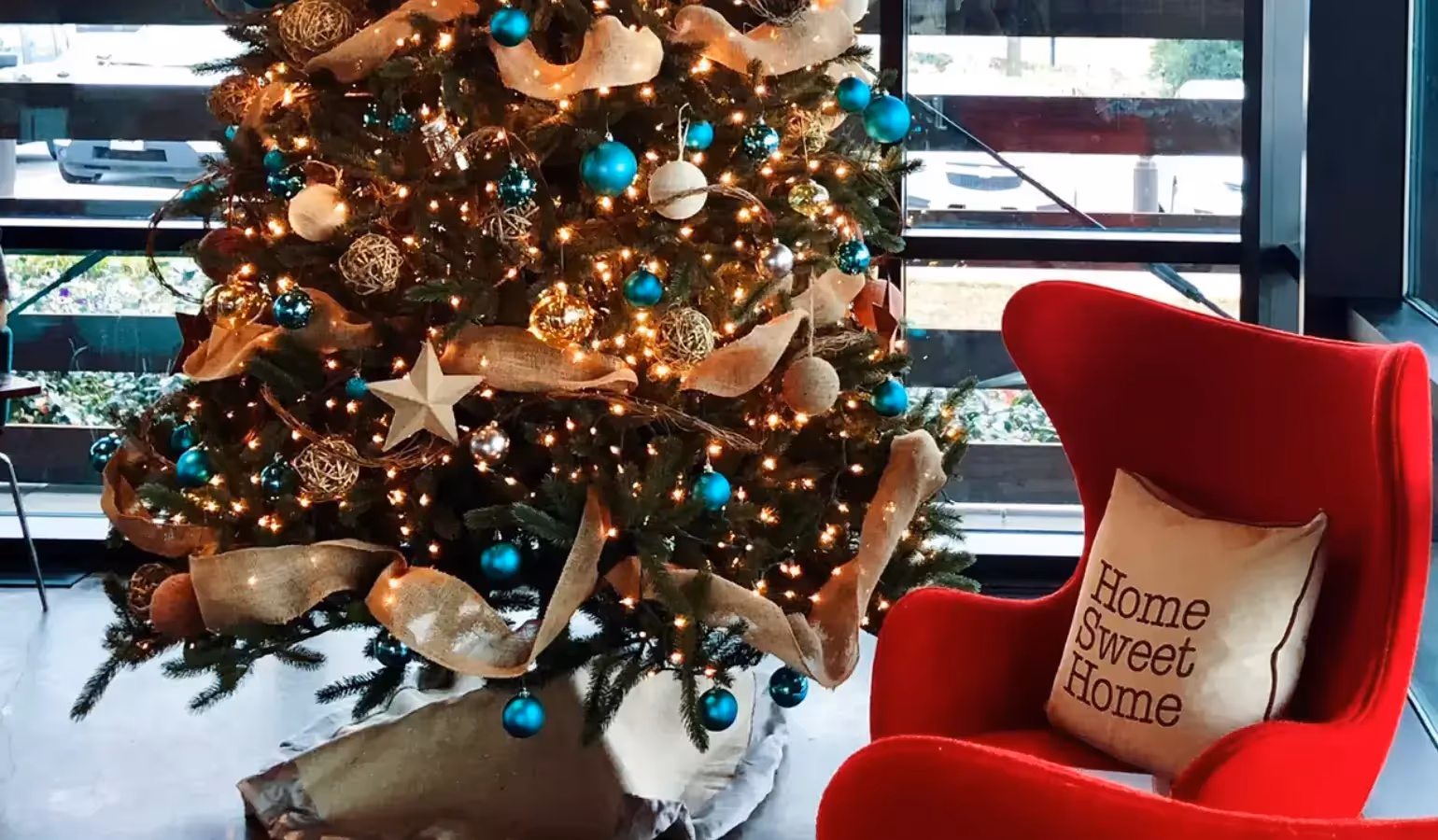 Plan festive holiday decorating with Stacy Nicole Interiors. We design and install custom seasonal decor across Charlotte, Ballantyne, and SouthPark.
