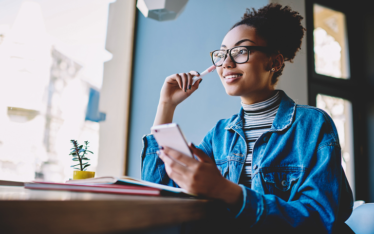 A Practical Guide to Recognizing AI Videos and Pictures on Social Media