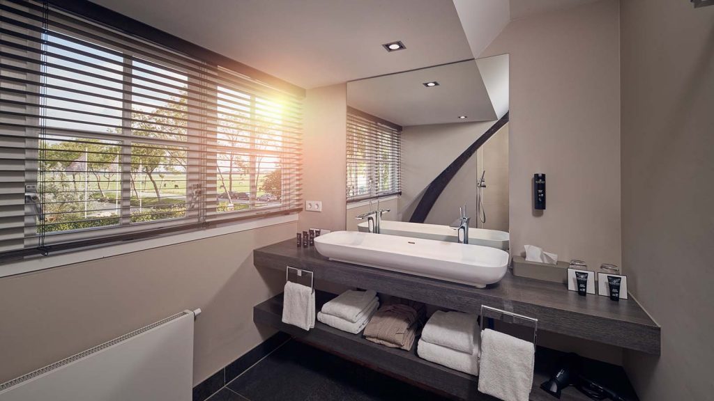 Ein luxuriöses Badezimmer im Fort Resort Beemster Hotel.