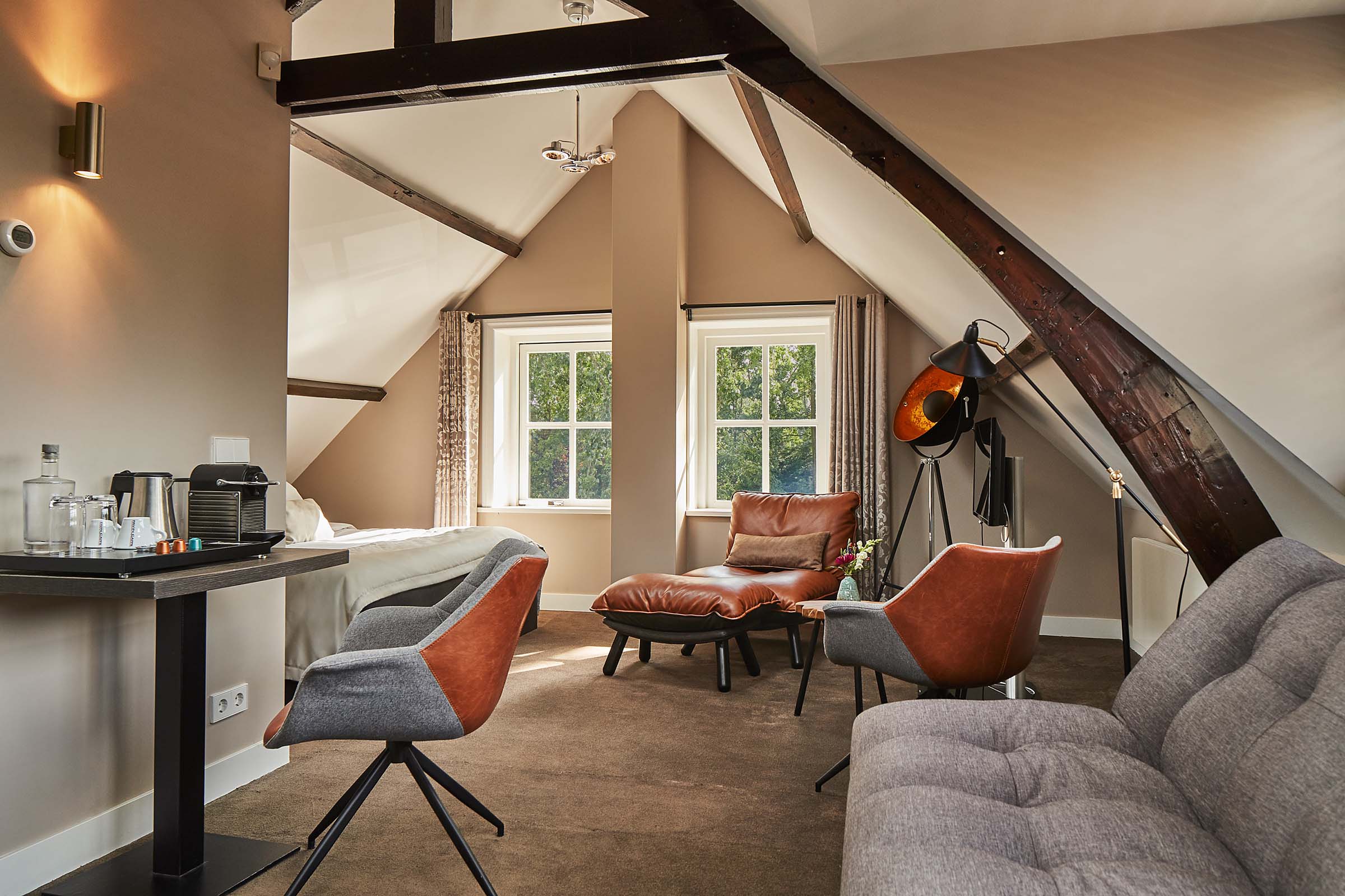 Ein Luxuszimmer im Haus des Fortwächters im Fort Resort Beemster. Das ehemalige Haus des Fortwächters. 