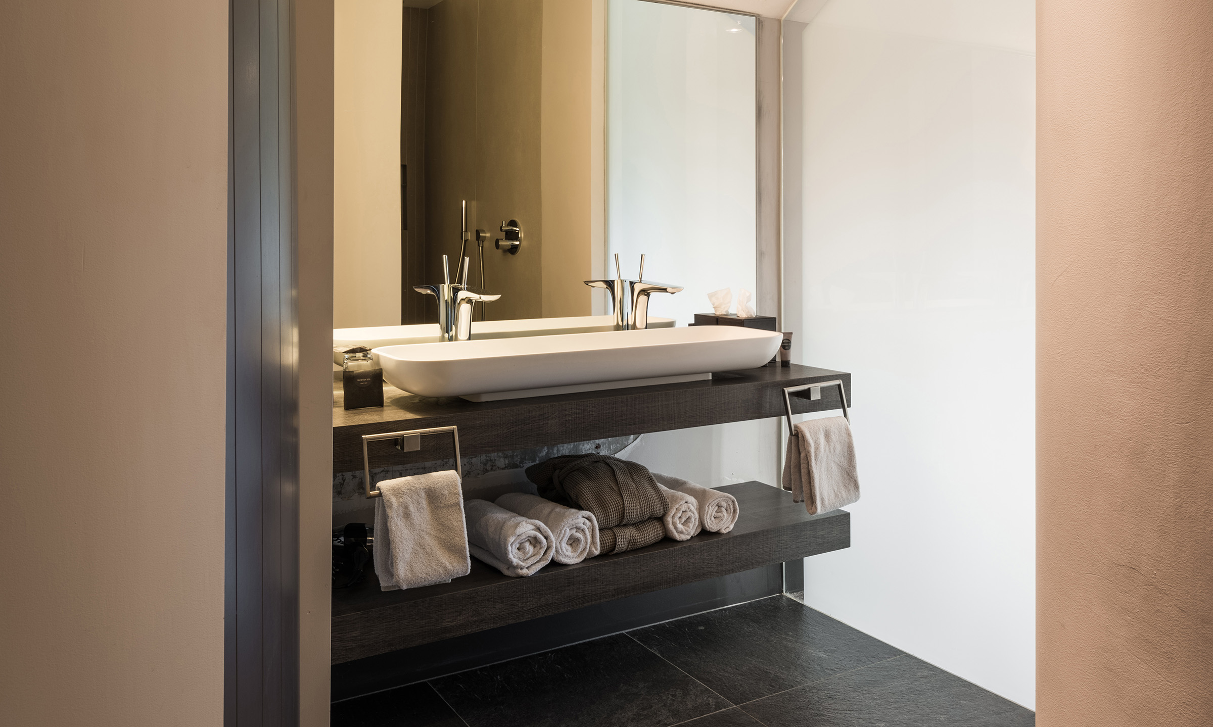 Badezimmer in den Luxuszimmern im Fort Resort Beemster mit Doppelwaschbecken und Regendusche