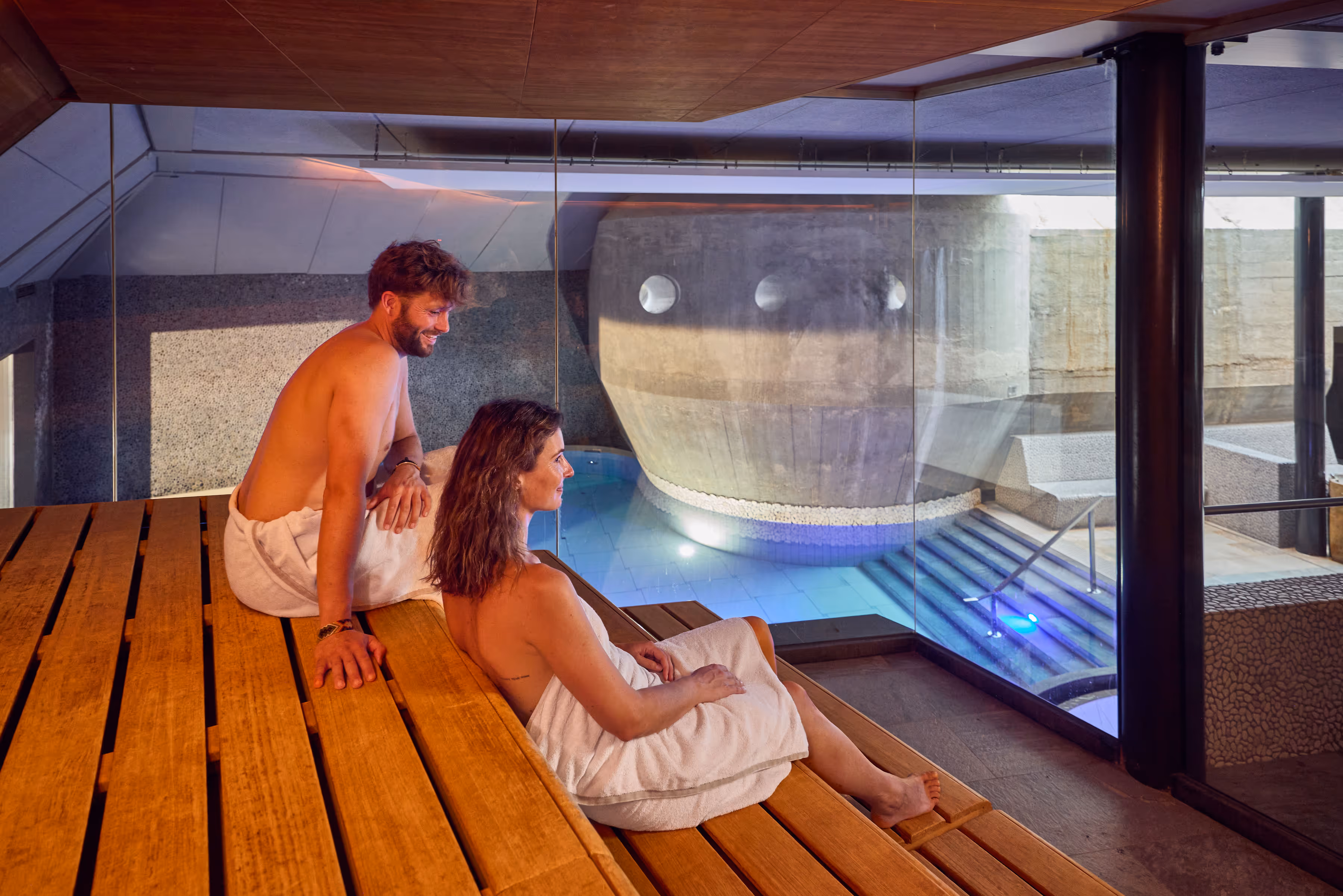 Panorama sauna met zicht op zwembad Fort Resort Beemster