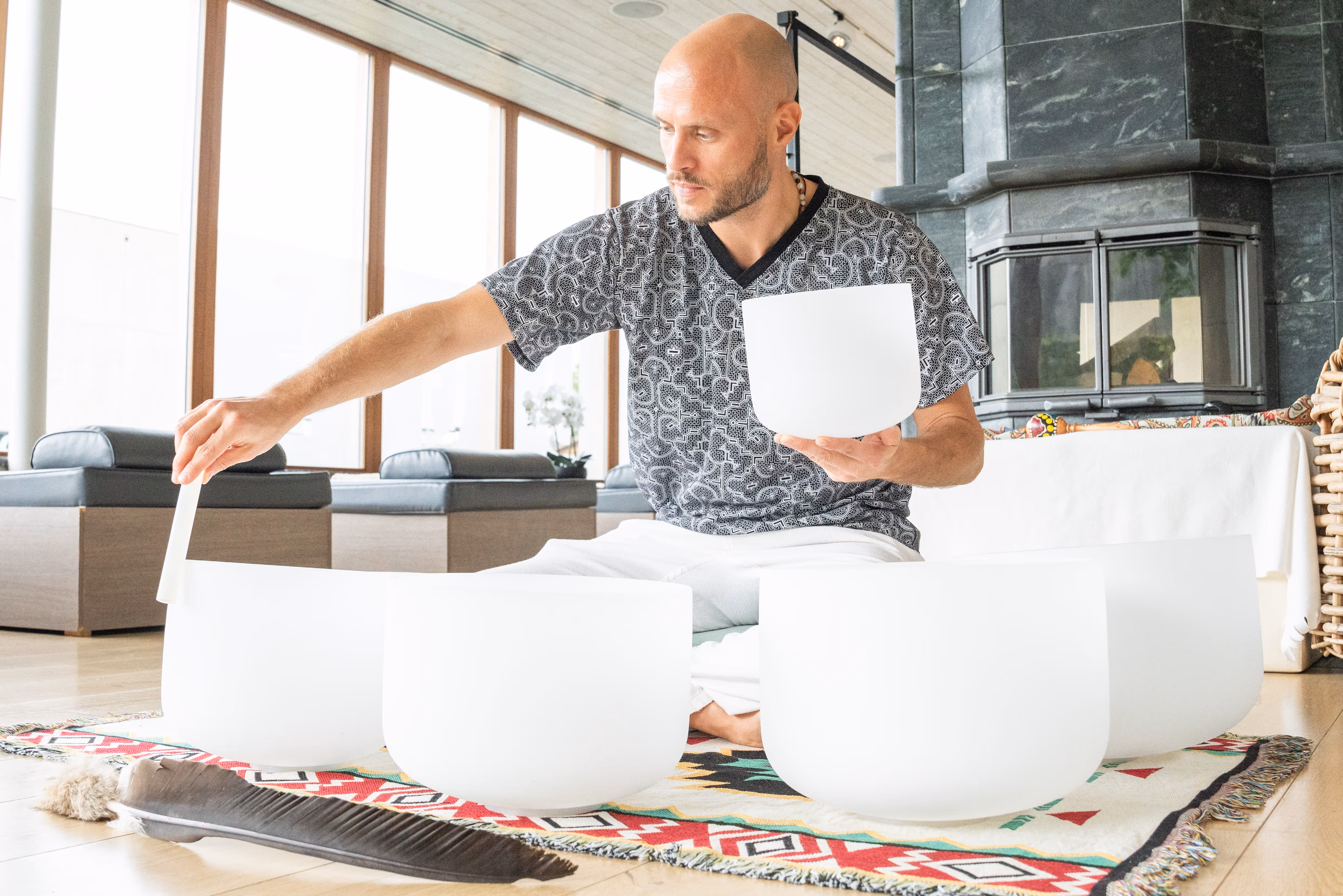 Sauna master Fort Resort Beemster Dennis Kokmeijer with singing bowls