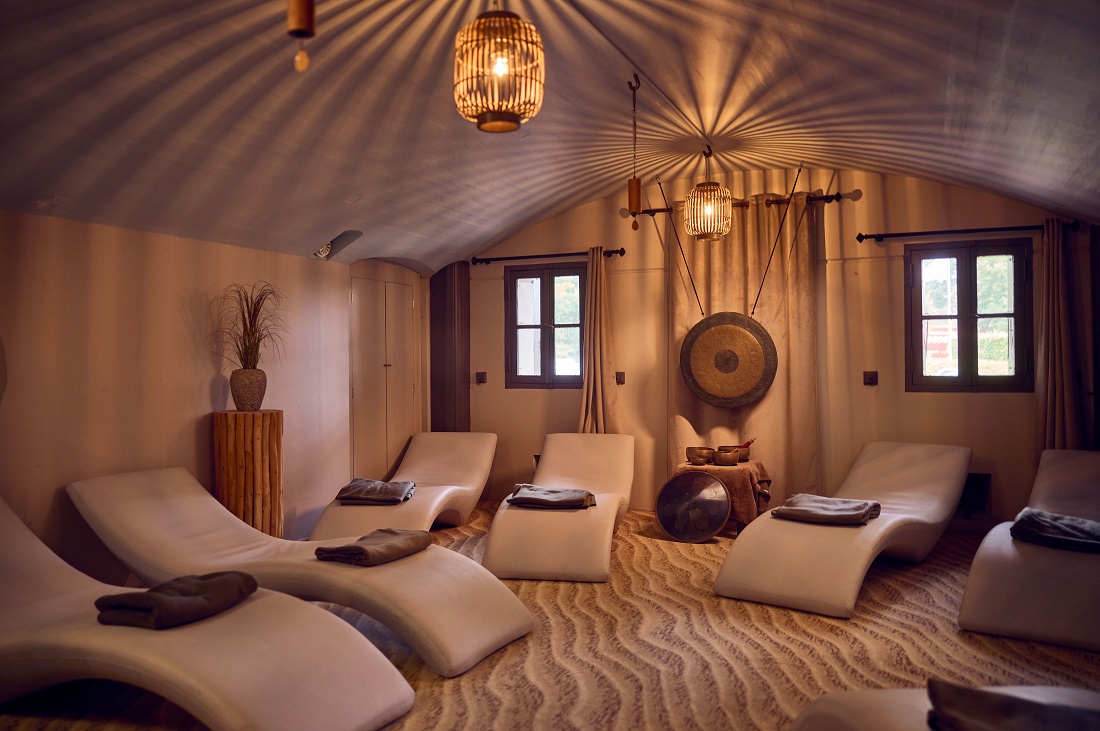 Singing bowl room Fort Resort Beemster with gong, recliners, blankets and singing bowls