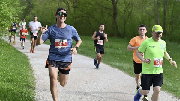 Foto von Läufern auf der Halbmarathon Strecke