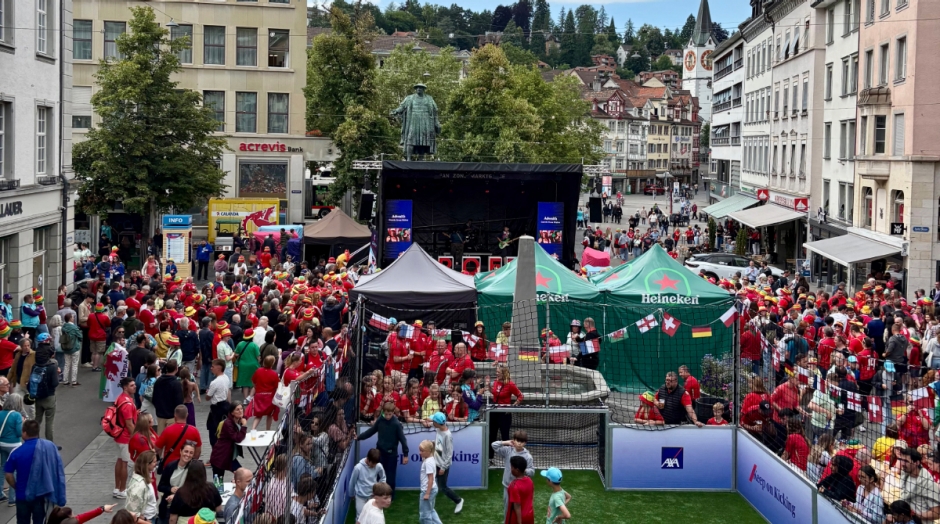 Fussballfieber am Fusse des Vadian-Denkmals.