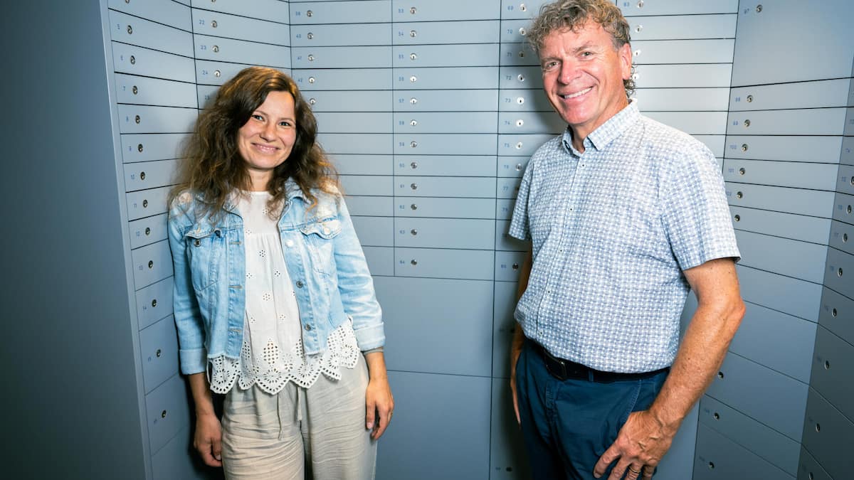 Sie sind die Bank: Sarah Neuburger übernimmt von Daniel Müller, wenn dieser 2026 die Leitung der Ersparniskasse abgibt. Foto im kleinen Tresorraum.