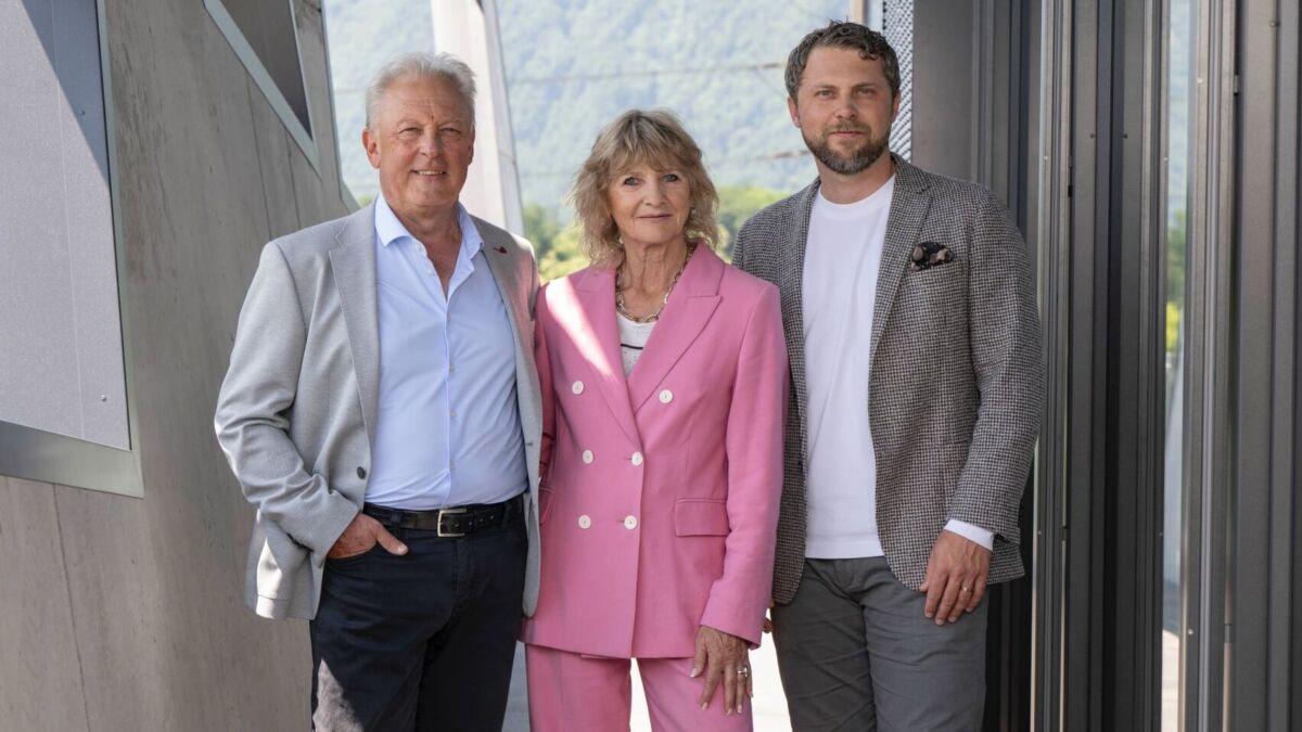 Tobias Wolf mit seinen Eltern Jochen und Dagmar Wolf.