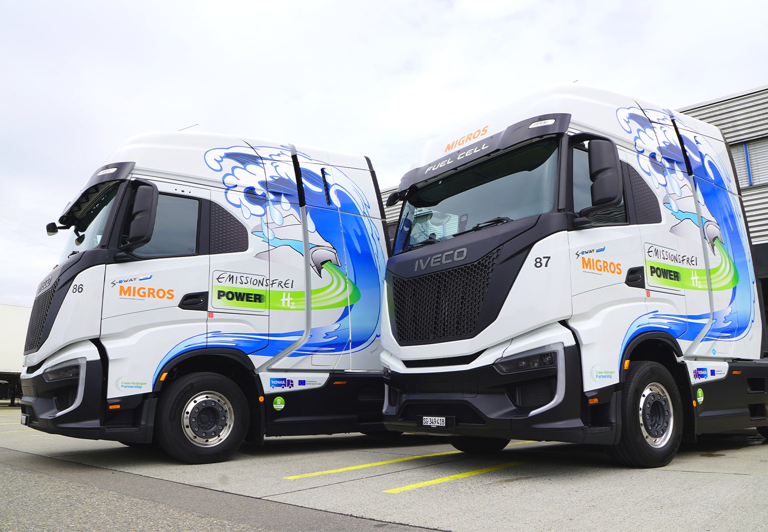 Den nächsten Schritt der Dekarbonisierungsstrategie bilden zwei neue Wasserstoff-Sattelschlepper des Modells Iveco S-eWay Fuel Cell.
