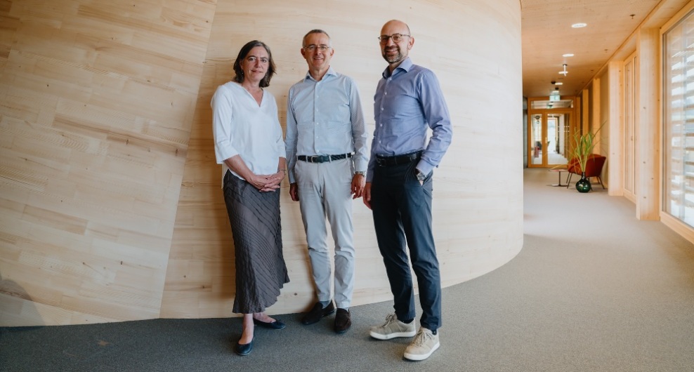 CEO Katharina Lehmann von Blumer Lehmann und die Co-VR-Präsidenten Luc und Thomas Frutiger von Frutiger.