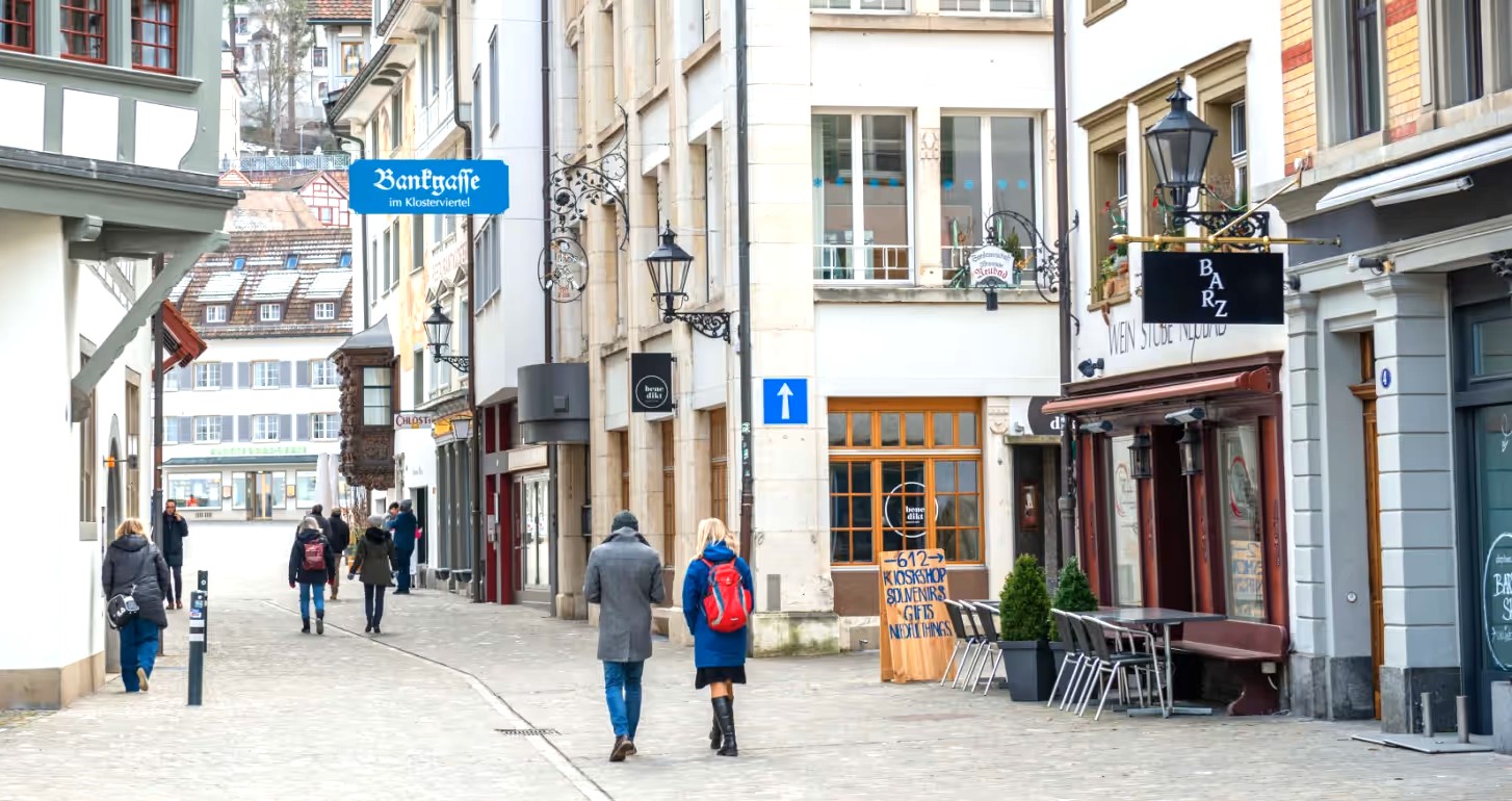 Die Bankgasse im Klosterviertel von St.Gallen mit wenigen Aussenplätzen (rechts).