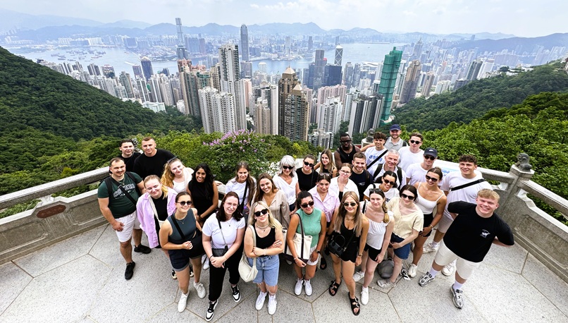 Studienreisen als wertvoller Zusatz: Eine Klasse der Akademie St.Gallen vor der beeindruckenden Skyline von Hongkong vereint.