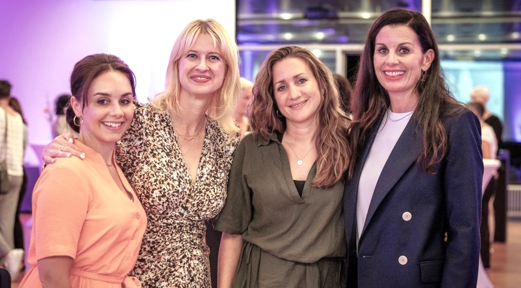 Simone Mächler-Fehr (rechts, Gründerin und Moderatorin des UR-Events) zusammen mit den Unternehmerinnen Ursina Dürr, Mirjam Hummel-Ortner und Karin Federer.