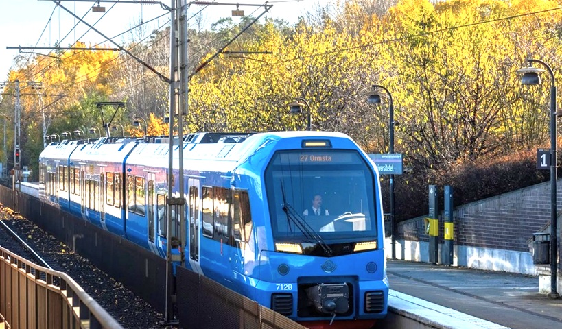 Ein elektrischer Stadler-Triebzug für Roslagsbanan.
