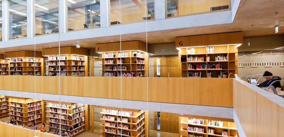 Blick in die Bibliothek der Fachhochschule OST.