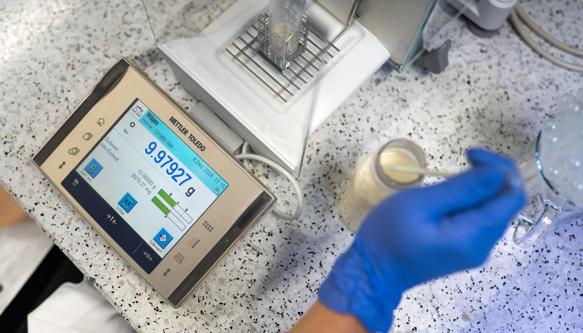 Bald werden die Appenzeller Milch und das Tränkewasser im Labor untersucht. 229185_orSmOiUG