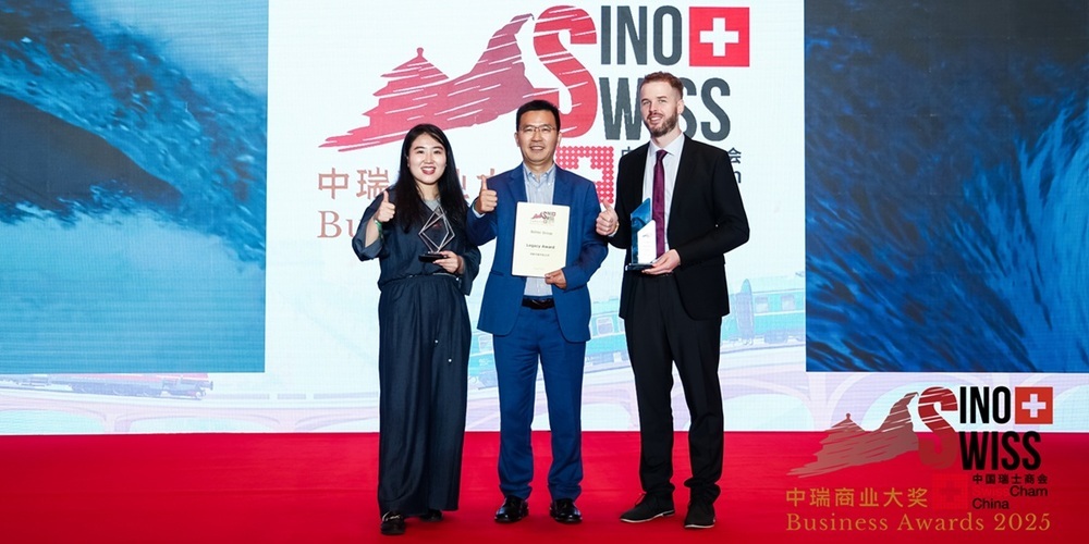 Jasmine Cheng, Yang Yong und Mathias Manser von der Bühler Group nahmen die drei Auszeichnungen entgegen.