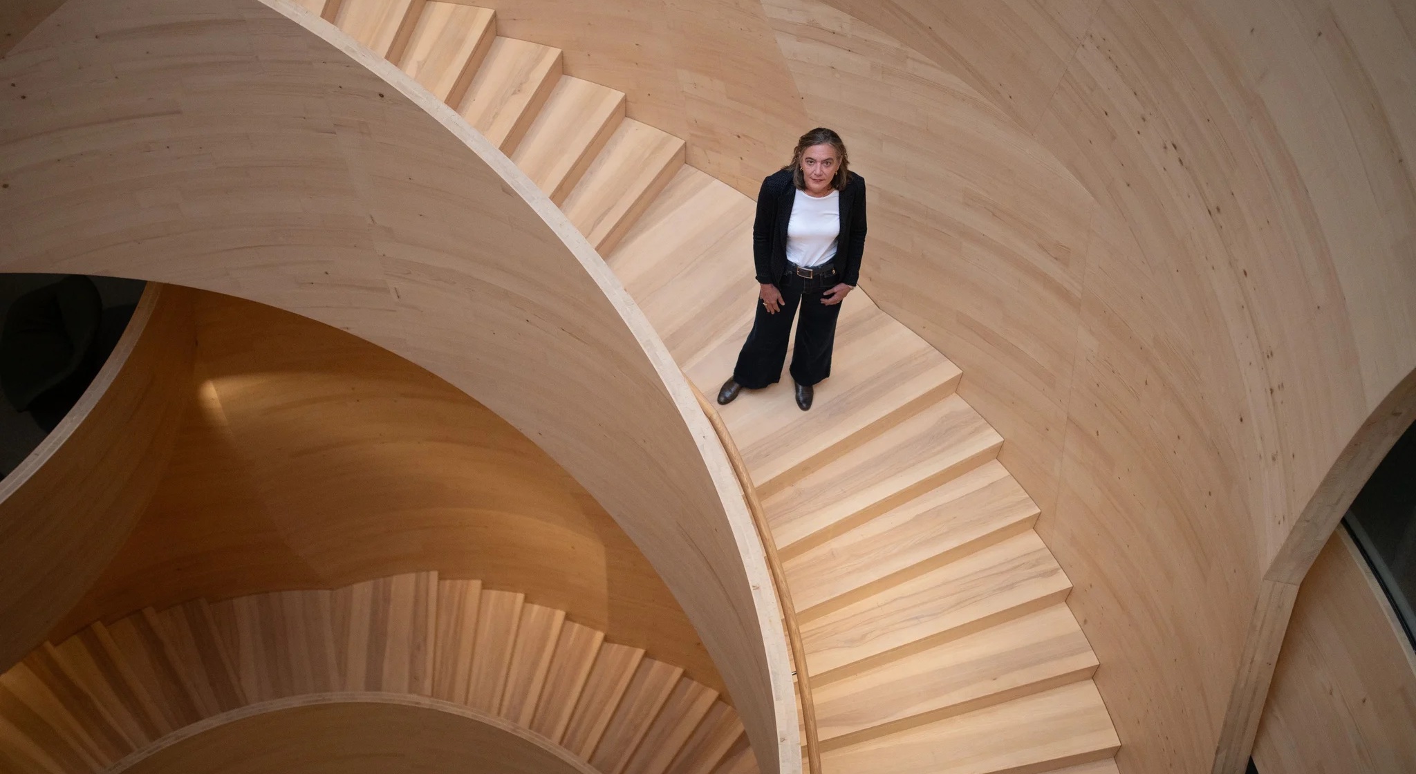 CEO Katharina Lehmann im Atrium des neuen Betriebsgebäudes mit Namen Stammhaus.