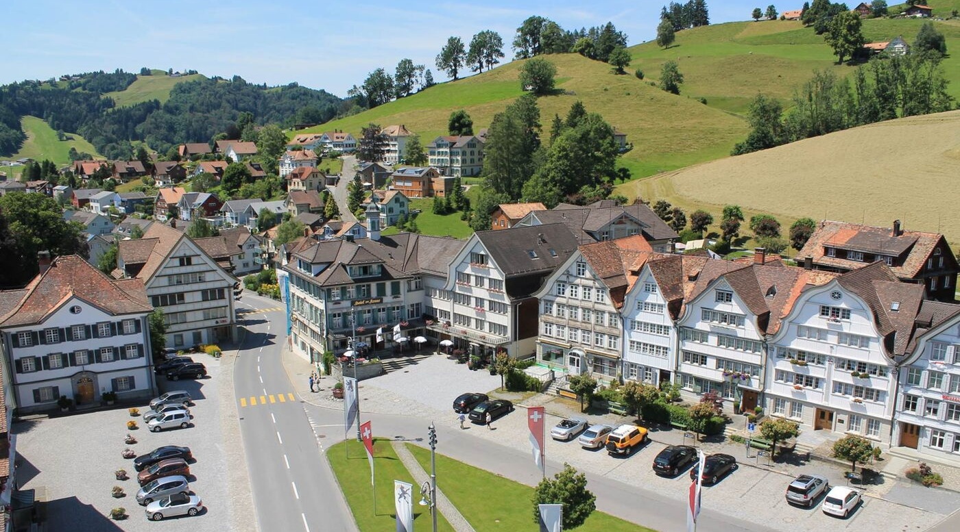 Der Dorfplatz von Gais; Bild auf der Website www.gais.ch.