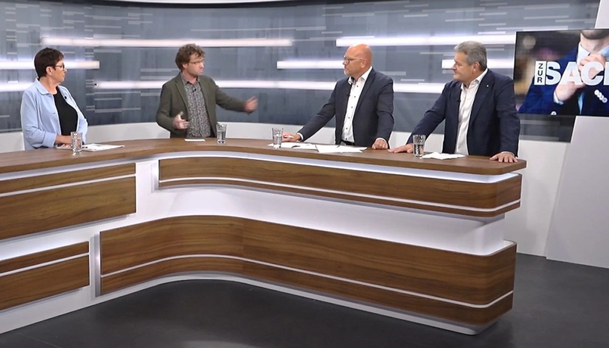 Philipp Köppel (rechts), Cécile Metzler und Daniel Sollberger diskutieren, moderiert von Stefan Schmid, über die Wichtigkeit des Airports für die Ostschweiz.