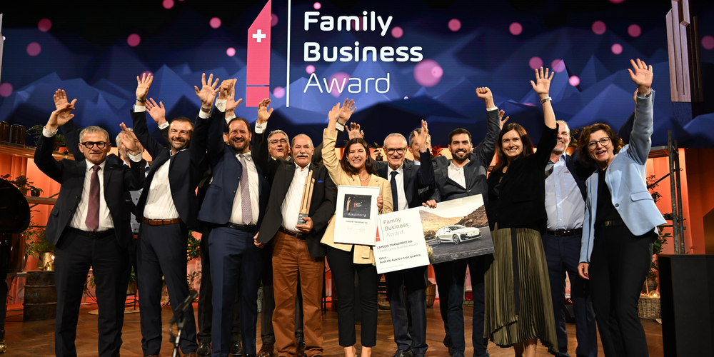 Maja Riniker, Nationalratspräsidentin (3.v.r.), Martin Haefner, VR-Präsident Amag Group AG (Mitte), Helmut Ruhl, CEO Amag Group AG (links), und FBA-Jurypräsident Karim Twerenbold (3.v.l.).