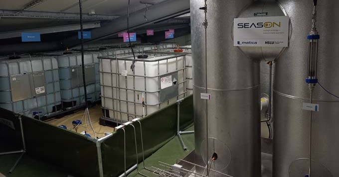 Blick in die Demonstrationsanlage von SeasOn, bestehend aus Sorptionsspeicher-Wärmepumpe und Tanks für das Speichermedium Natronlauge.