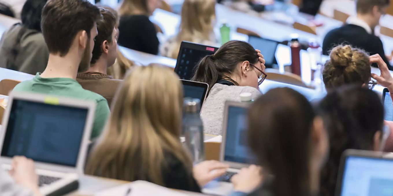 Erstmals seit 2019 schaffte es die Universität St. Gallen wieder in die Top 50 auf Rang 48.