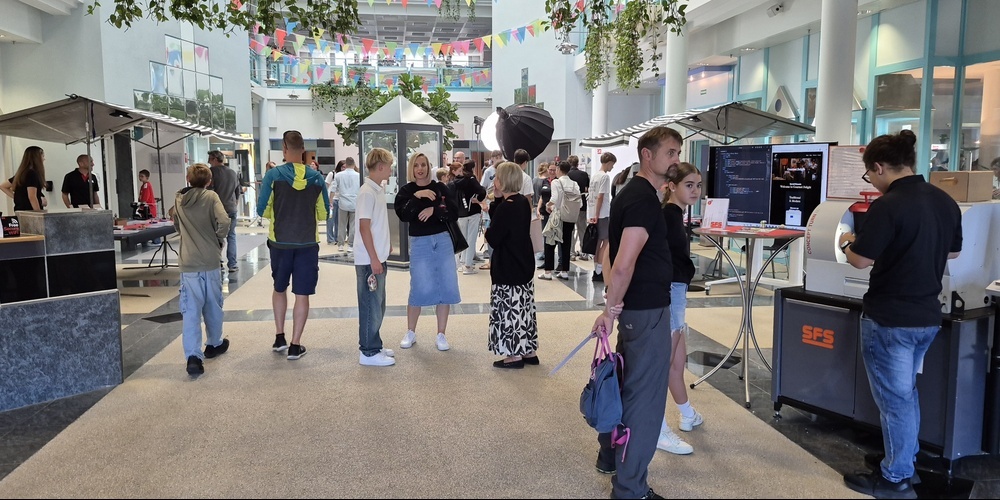 Die Jugendlichen lernten die Berufe durch Gleichaltrige kennen und konnten Fragen stellen. 230619_nngqGxXR