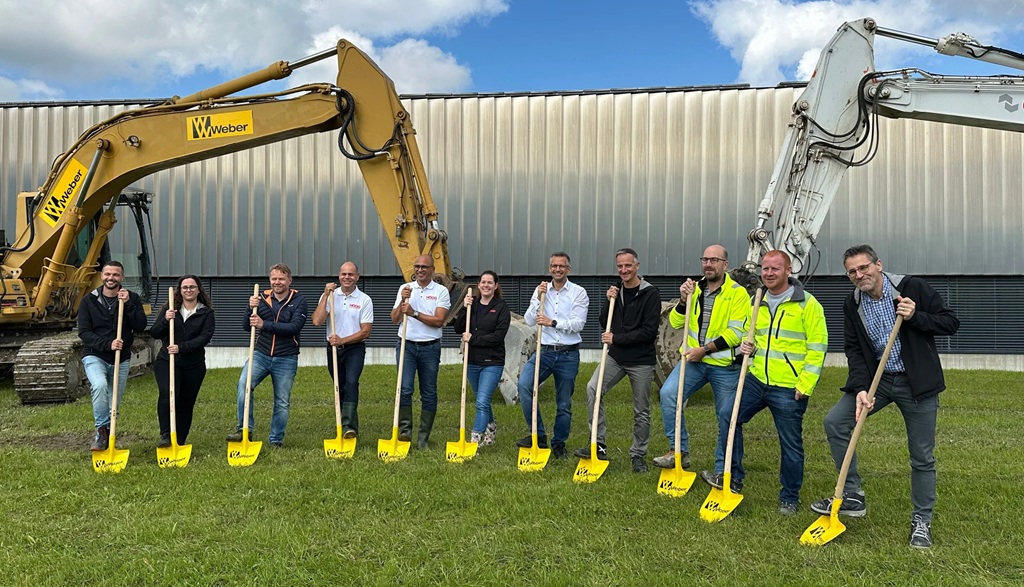 Die Geschäftsleitung versammelt sich zum Spatenstich. 231464_DiccWGop