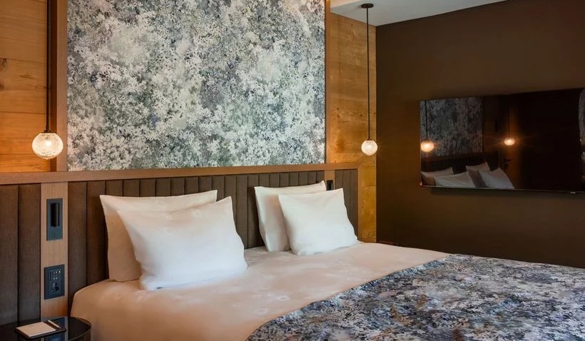 Blick in ein Superior-Zimmer im Huus Quell. Blick in ein Superior-Zimmer im Huus Quell.