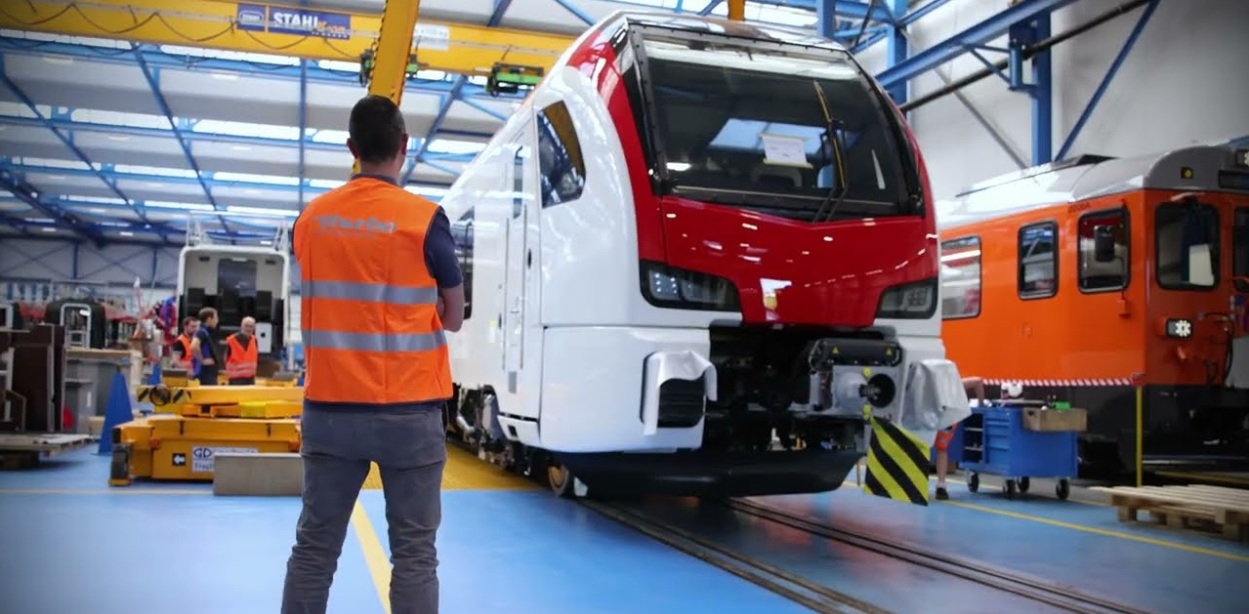 Zwei neue Thurbo-Züge vom Typ Stadler Flirt Evo in der Serviceanlage in Weinfelden.