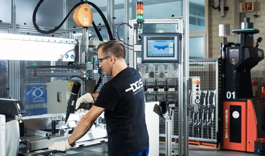 Druckguss Systeme DGS in St.Gallen stellt Bauteile für die Autoindustrie her.