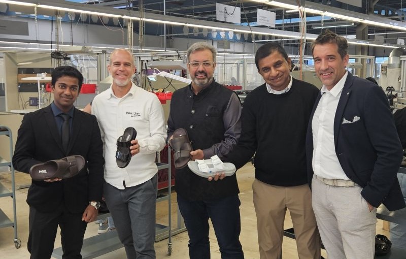 NR Nik Gugger, Bildmitte: Schuhe von Kybun Joya sollen bald auch indische Füsse schmücken. NR Nik Gugger, Bildmitte: Schuhe von Kybun Joya sollen bald auch indische Füsse schmücken.