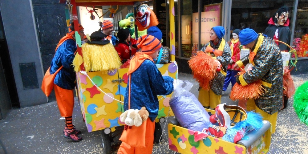 Die «12» – die Zahl der Apostel Jesu und das Symbol für Neubeginn. Mit minus 1 karikiert. Die «12» – die Zahl der Apostel Jesu und das Symbol für Neubeginn. Mit minus 1 karikiert.