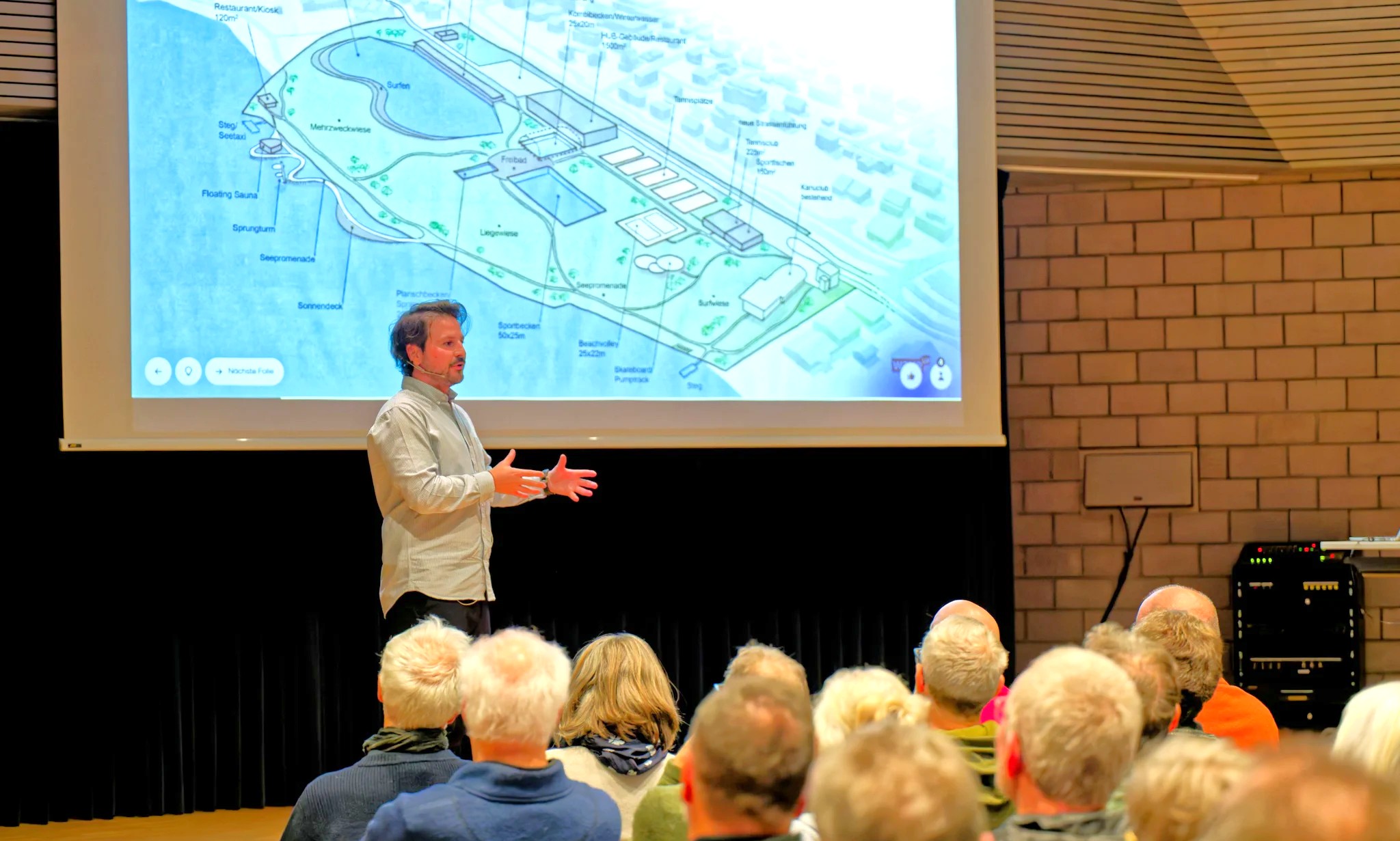 Pascal Brotzer, VR-Präsident der Waveup Creations AG, stellt Interessierten den aktuellen Stand des geplanten Wassersportzentrums Romanshorn vor. Pascal Brotzer, VR-Präsident der Waveup Creations AG, stellt Interessierten den aktuellen Stand des geplanten Wassersportzentrums Romanshorn vor.