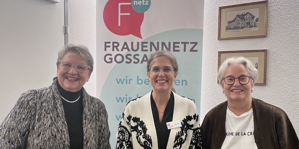25 Jahre: Brigitte Hollenstein-Gemperle (links), erste Präsidentin des Frauennetz Gossau. Auf sie folgte Silvia Galli Aepli (rechts); seit 2024 steht Ruth Lehner (Mitte) dem Frauennetz vor. 25 Jahre: Brigitte Hollenstein-Gemperle (links), erste Präsidentin des Frauennetz Gossau. Auf sie folgte Silvia Galli Aepli (rechts); seit 2024 steht Ruth Lehner (Mitte) dem Frauennetz vor.