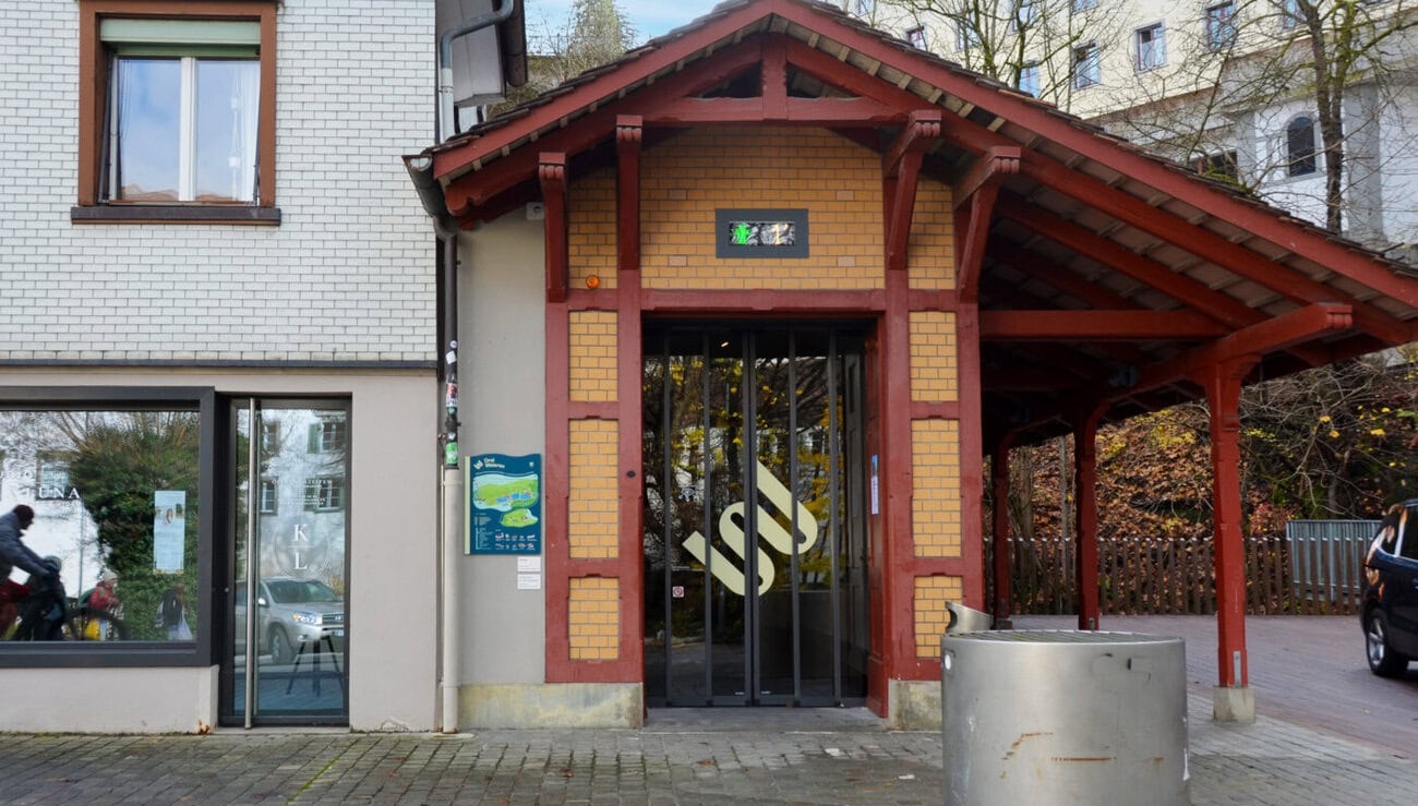 Der neue Markenauftritt macht die Drei Weieren im Raum erlebbar. Bild: Talstation Mühleggbahn. Der neue Markenauftritt macht die Drei Weieren im Raum erlebbar. Bild: Talstation Mühleggbahn.