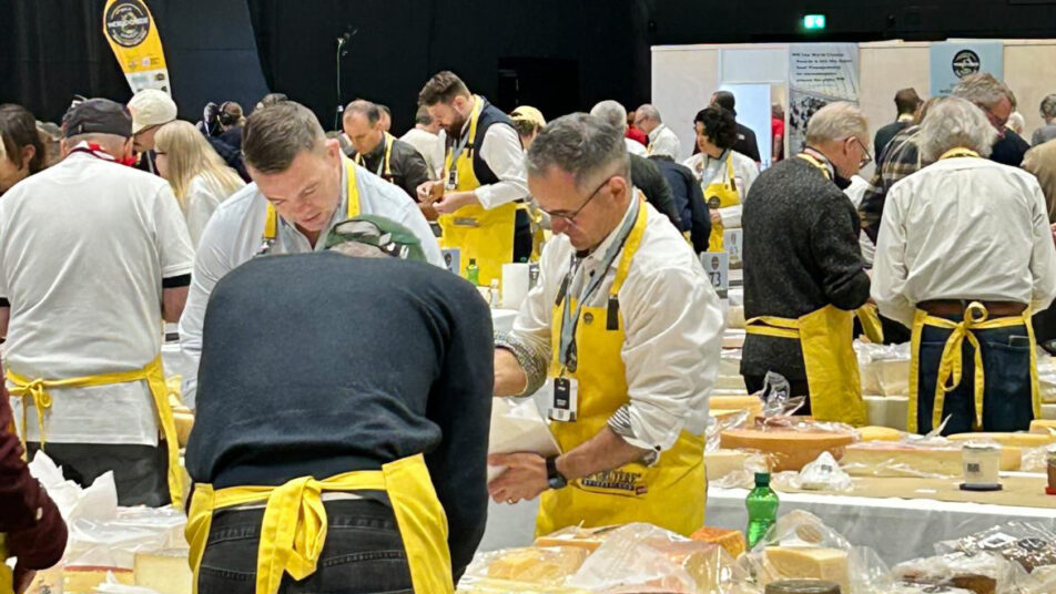 Johannes Schefer (vorn rechts) bei der Arbeit als Juror bei den World Cheese Awards. Johannes Schefer (vorn rechts) bei der Arbeit als Juror bei den World Cheese Awards.