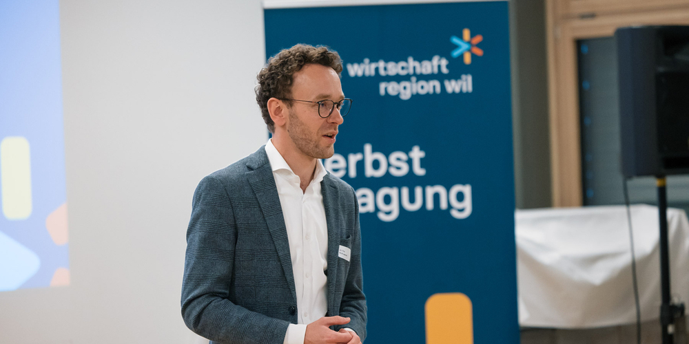 Jan Riss, Chefökonom der IHK St.Gallen-Appenzell, zeigte auf, wie Zölle, Unsicherheiten und globale Trends die Ostschweizer Wirtschaft prägen. – und warum dennoch Zuversicht angebracht ist. Jan Riss, Chefökonom der IHK St.Gallen-Appenzell, zeigte auf, wie Zölle, Unsicherheiten und globale Trends die Ostschweizer Wirtschaft prägen. – und warum dennoch Zuversicht angebracht ist.