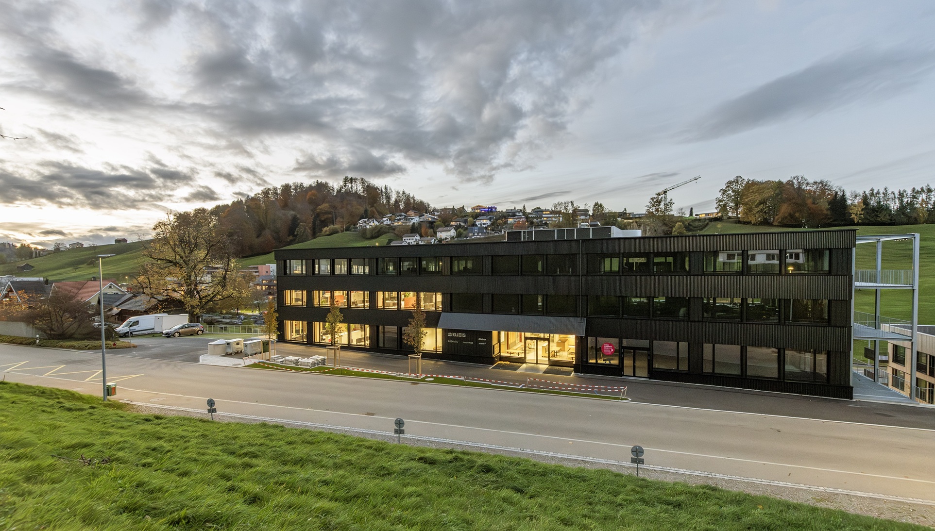 Bei Geoninfo entstanden grosszügige Räume für Coworking und hybrides Arbeiten. (Bild: Trümpi Fotografie)