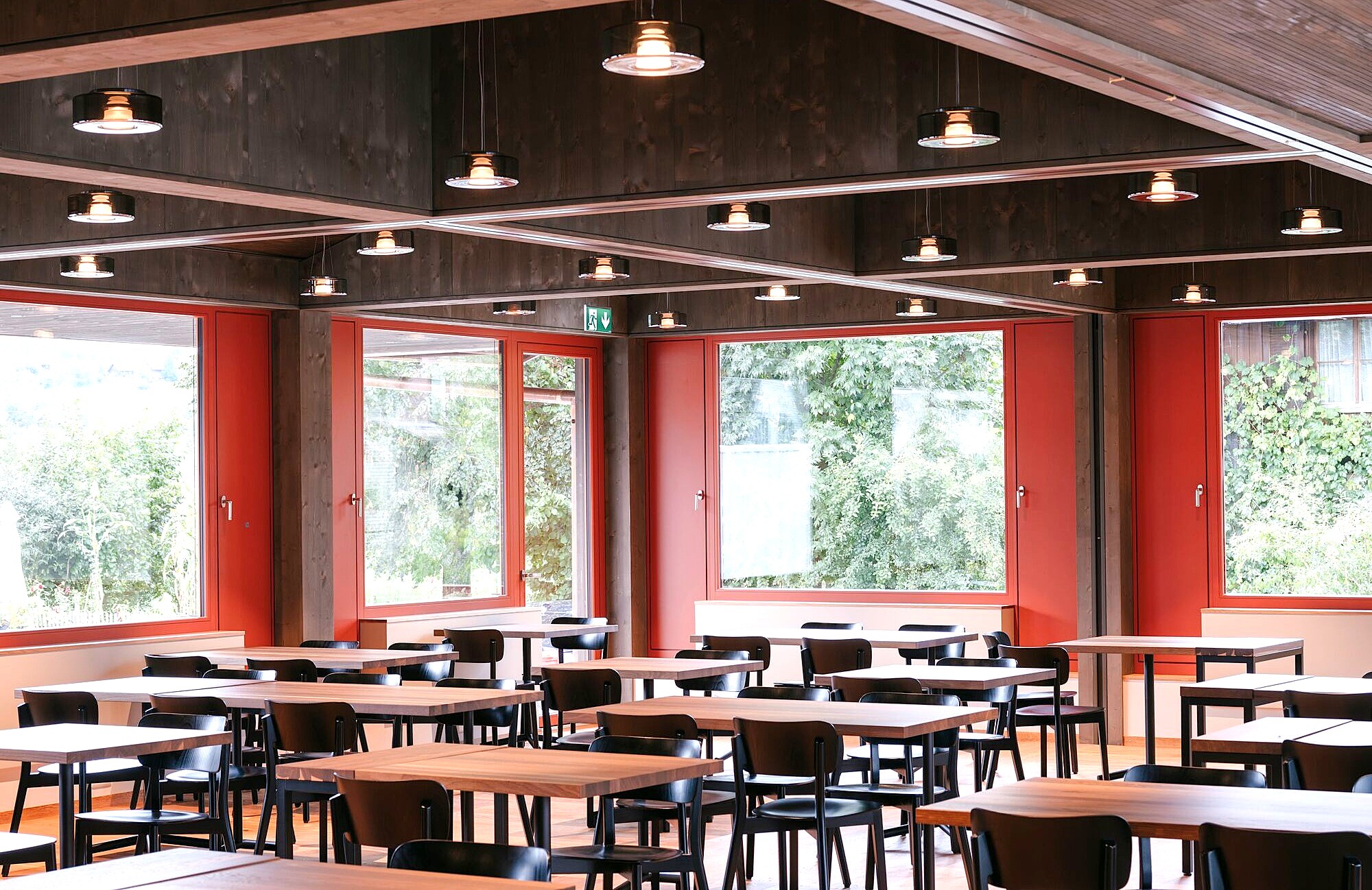 Durch ein mobiles Wandsystem lässt er sich für kleinere Gruppen bis zu 16 Personen unterteilen. (Bild: Till Forrer Photography)