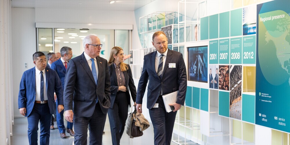 Gouverneur Walz und seine Delegation unterhielten sich mit Auszubildenden und Ausbildnern, stellten Fragen und erhielt Einblicke in Schulungen.