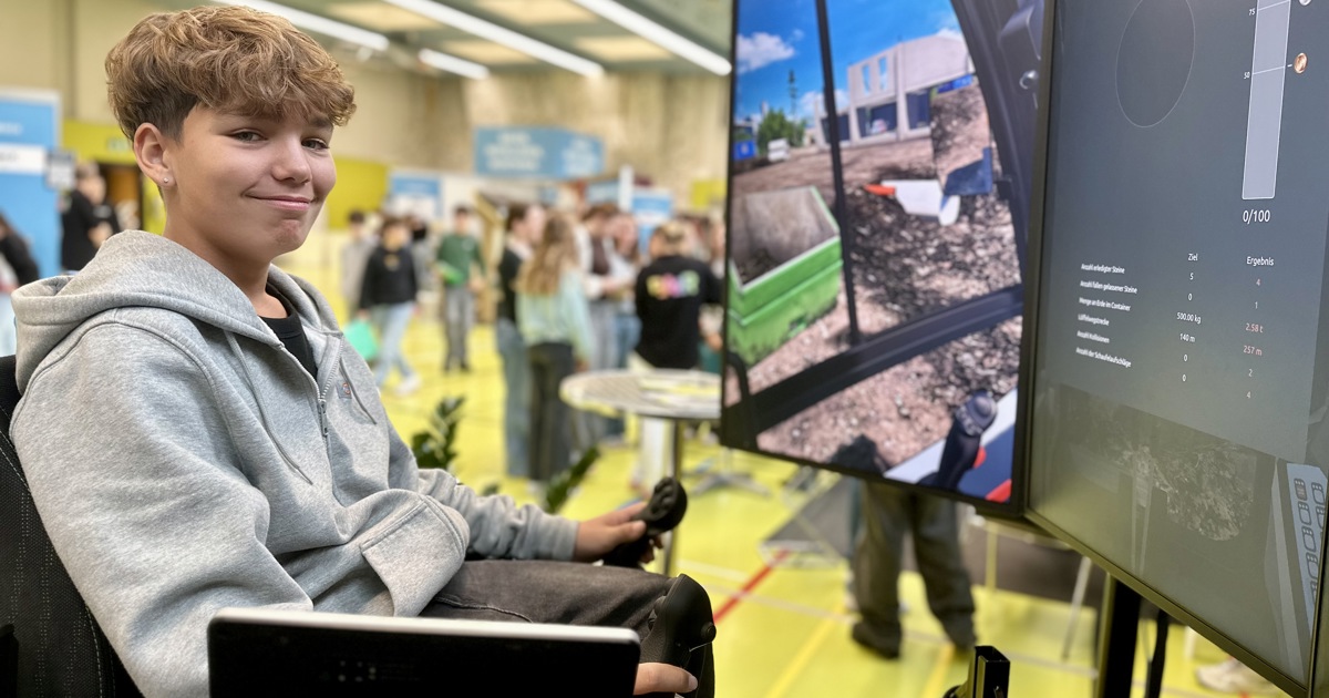 Der Baggersimulator beim Stand für Gärtner und Gärtnerinnen hat es Tiago Mainardi angetan.