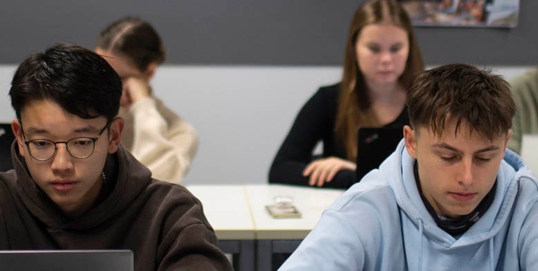 Lernende können so ihre Berufsmaturität flexibel mit Beruf, Sport oder Familie vereinbaren und erhalten anschliessend Zugang zu einem Fachhochschulstudium.