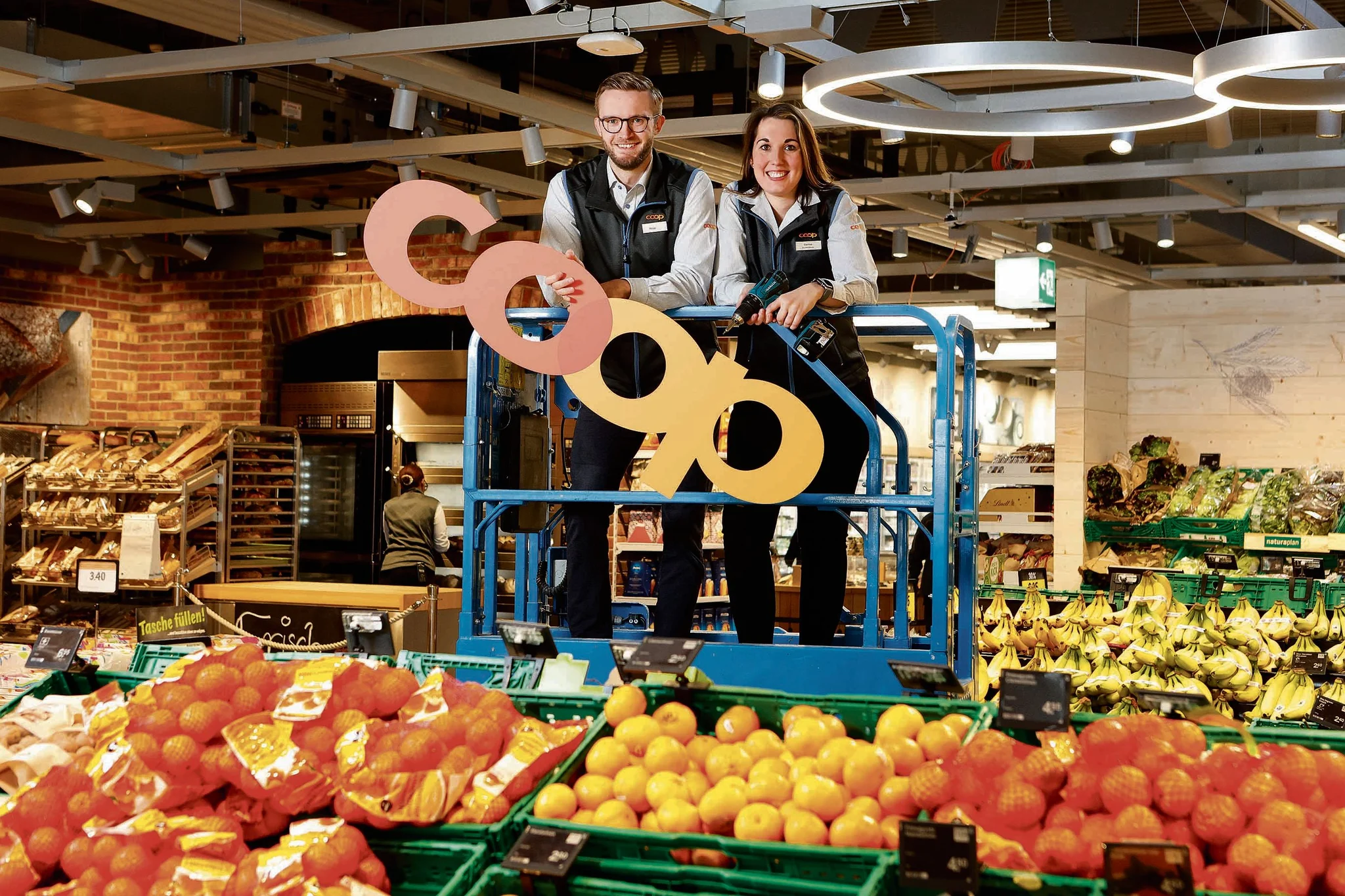 Geschäftsführerin Clarissa Schmid und ihr Stellvertreter Philipp Gunziger treffen letzte Vorbereitungen, damit am 27. November alles bereit ist für die Eröffnungstage.