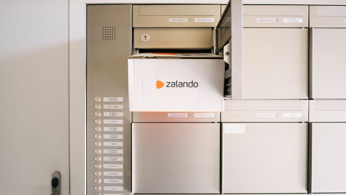 Ein Paket vom Onlinemodehändler Zalando, der im Verdacht steht, Fehlsendungen am Zoll vorbeizuschleusen.