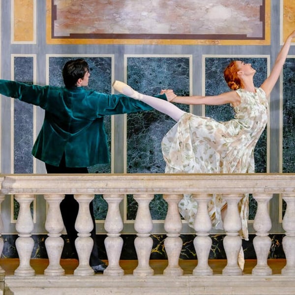 Zwölf Tänzerinnen und Tänzer des Wiener Staatsballetts werden in von Kriemler entworfenen Kleidern und Anzügen auftreten.